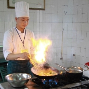 It can get hot in the kitchen at Hoa Sữa School for Disadvantaged Youth.